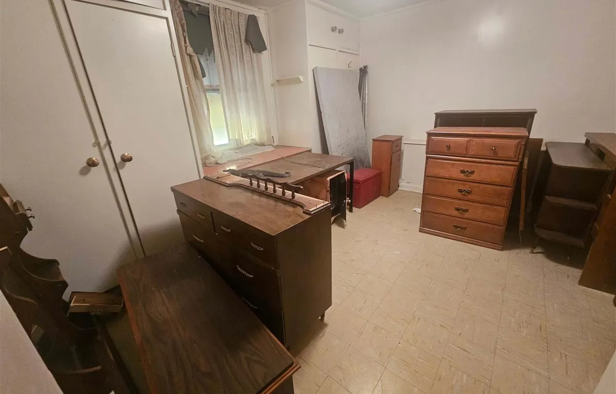 Assorted Bedroom Furniture, Safe and Décor
UNRESERVED