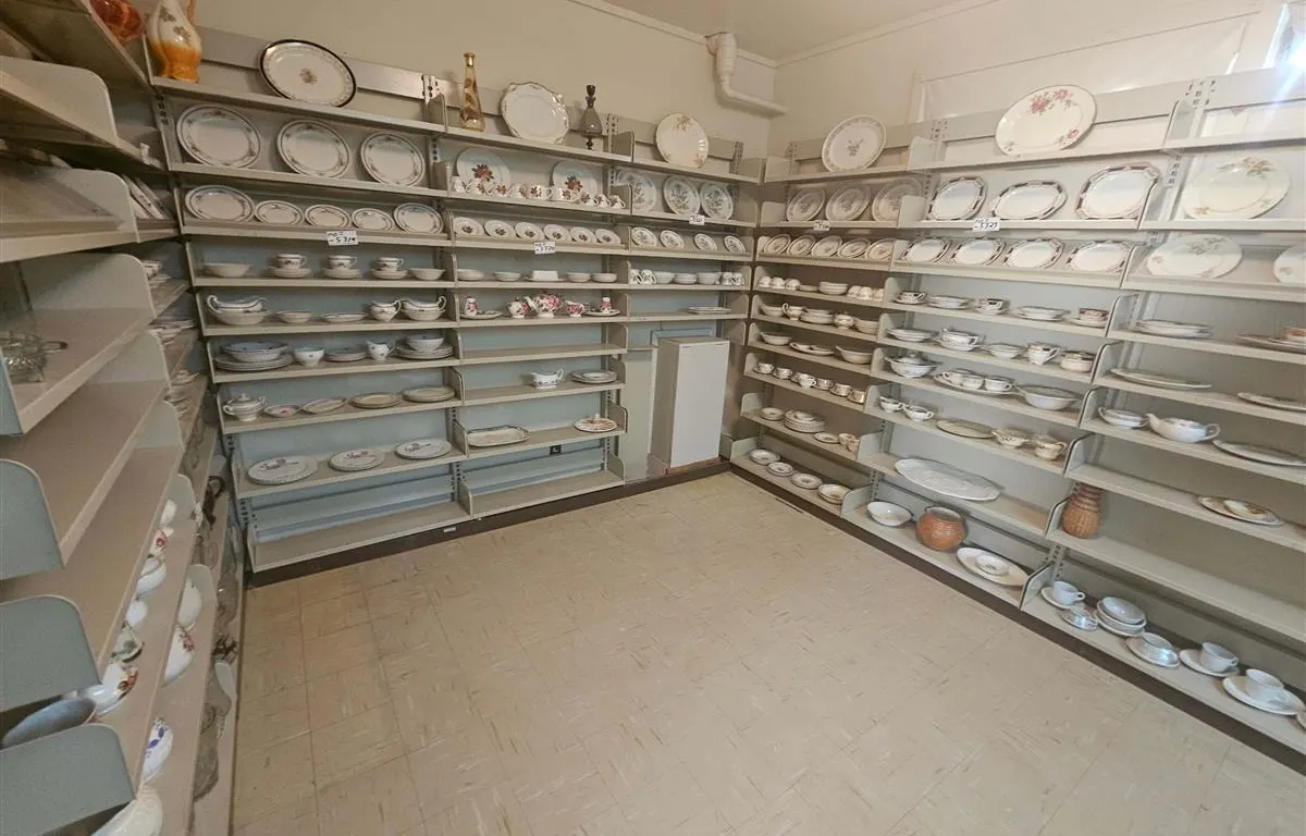 Shelving in Room (Contents Not Included)
UNRESERVED