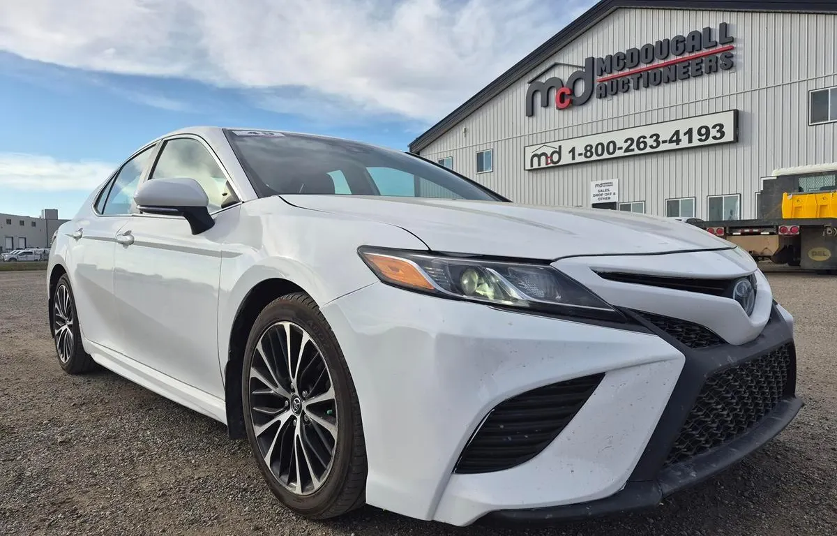 2019 Toyota Camry SE Hybrid Car