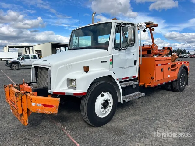 2001 Freightliner FL 70 4x2 Tow Truck