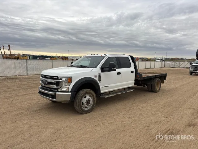 2022 Ford F-550 XLT 4x4 Crew Cab Flatbed Truck