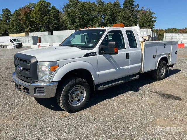 2014 Ford F-350 4x4 Extended Cab Fuel tank in bed with pump Utility Truck