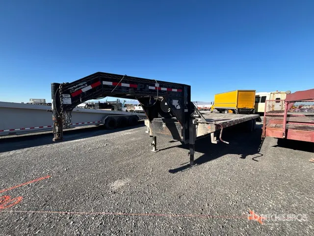 2012 PJ 32 ft T/A Gooseneck Equipment Trailer