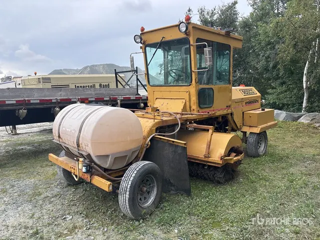 1993 Rosco RB38 Self-Propelled Broom