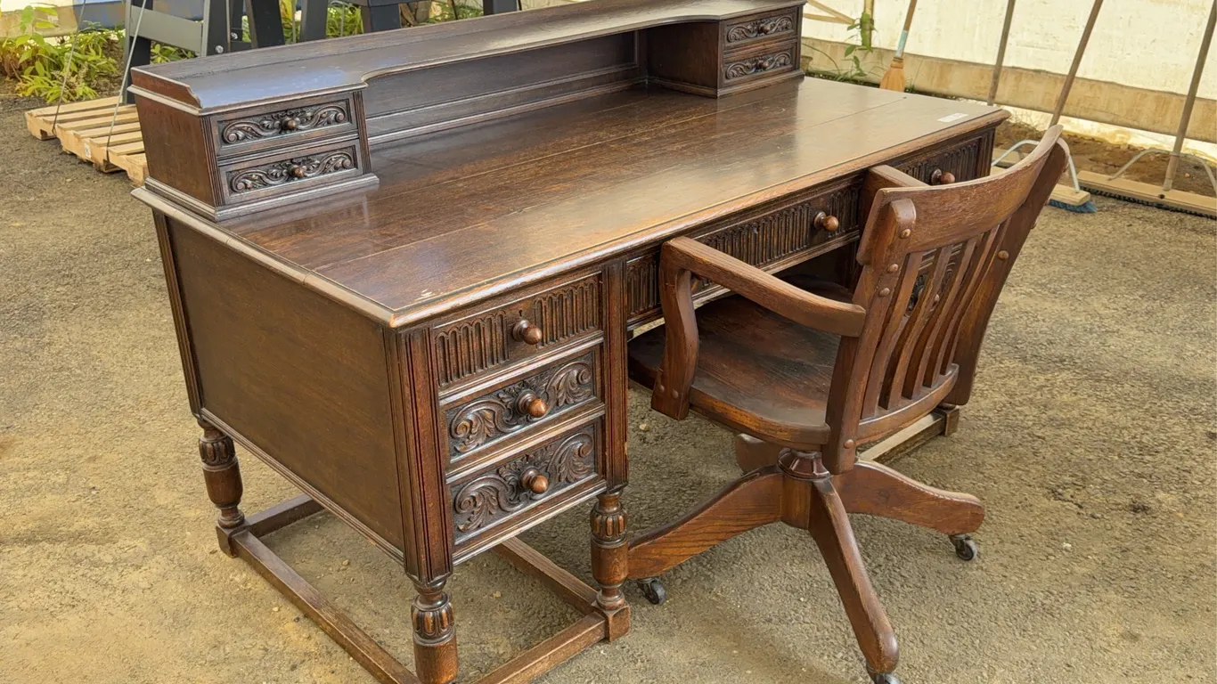 1902 Bankers Desk