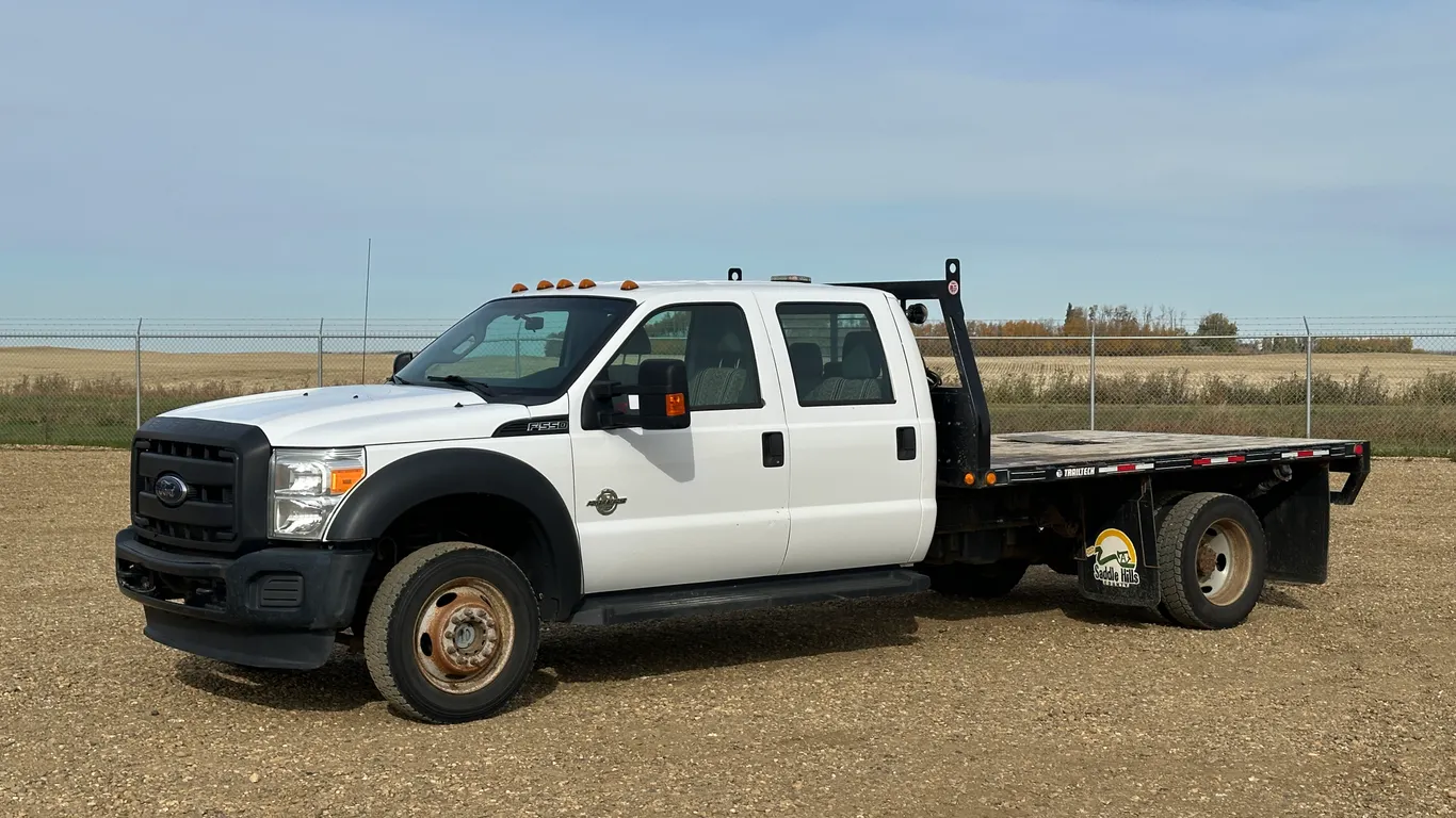 2016 Ford F-550 Super Duty XL S/A Flatbed Truck