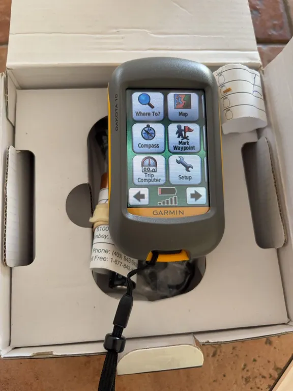 Garmin Dakota 10 Handheld GPS Receiver with Touchscreen and Original Box
