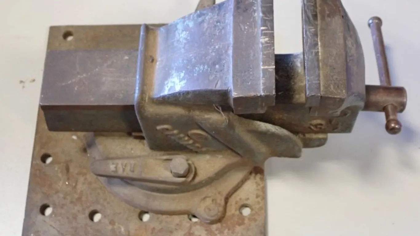 Swivel Bench Vise