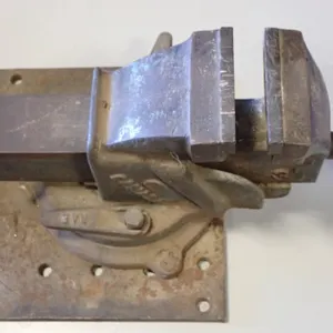 Swivel Bench Vise