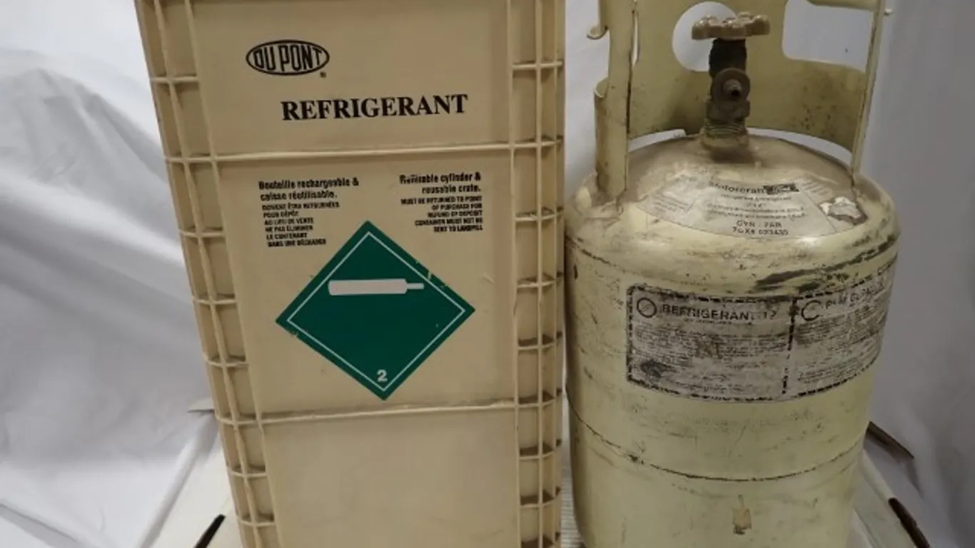 30 lb Refrigerant-12 Pressurized Tank with carrying case