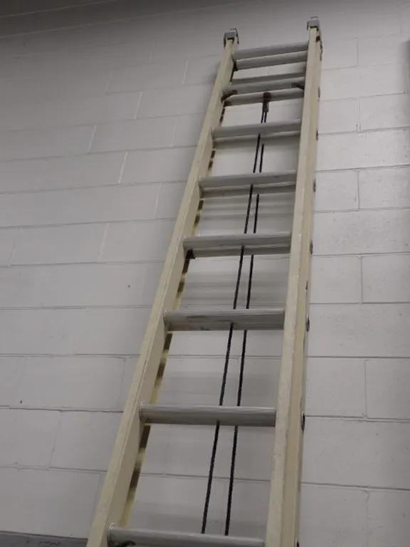 28' Featherlite Fibreglass Extension Ladder