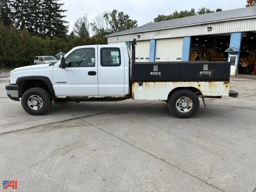 2006 Chevy Silverado 2500HD Extended Cab Utility Truck