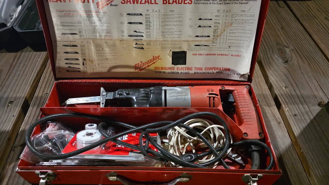 Milwaukee Heavy-Duty Sawzall Portable Reciprocating Saw With Case