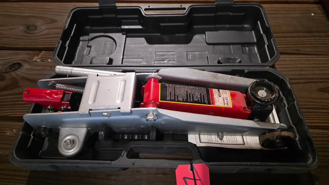 Larin 2 1/2-Ton Floor Jack In Case