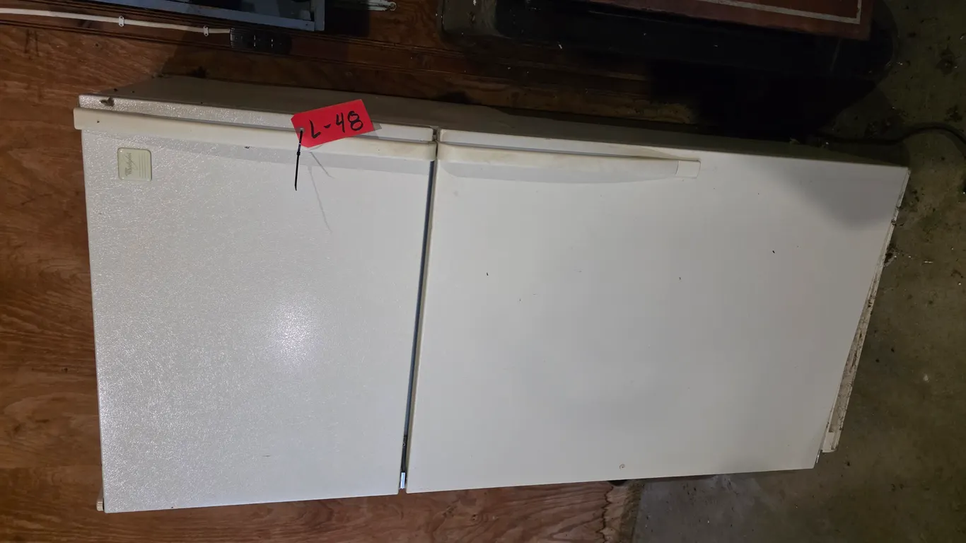Whirlpool Model ET18PK Refrigerator, 18.2 cu ft with Top Freezer