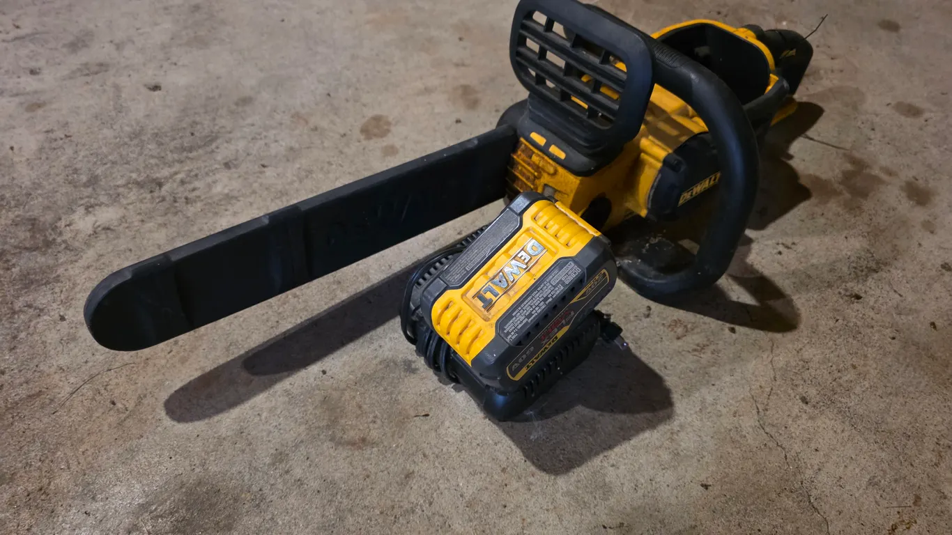 DeWalt 16" Chainsaw, Model DCCS670, 60V Brushless