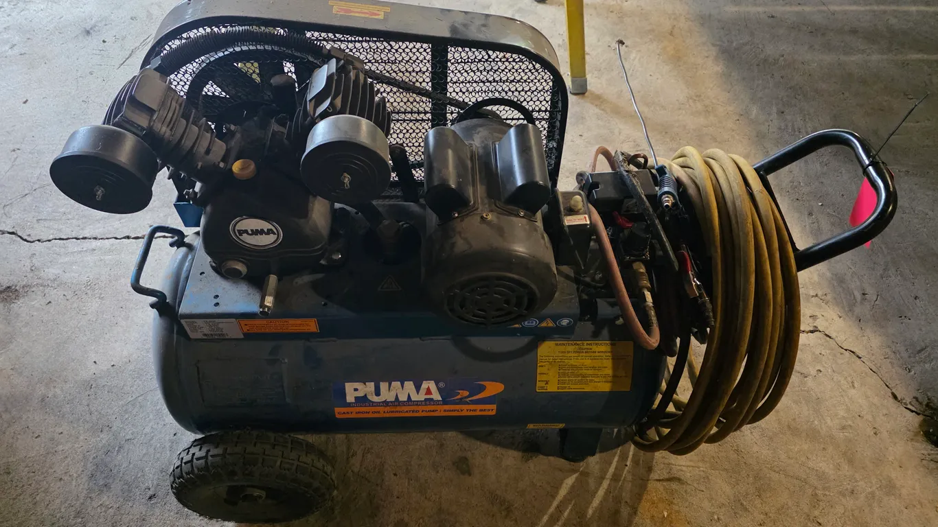 Puma Model PK5020 20 Gal Air Compressor With Cast Iron Oil Lubricated Pump, Comes With Air Hose