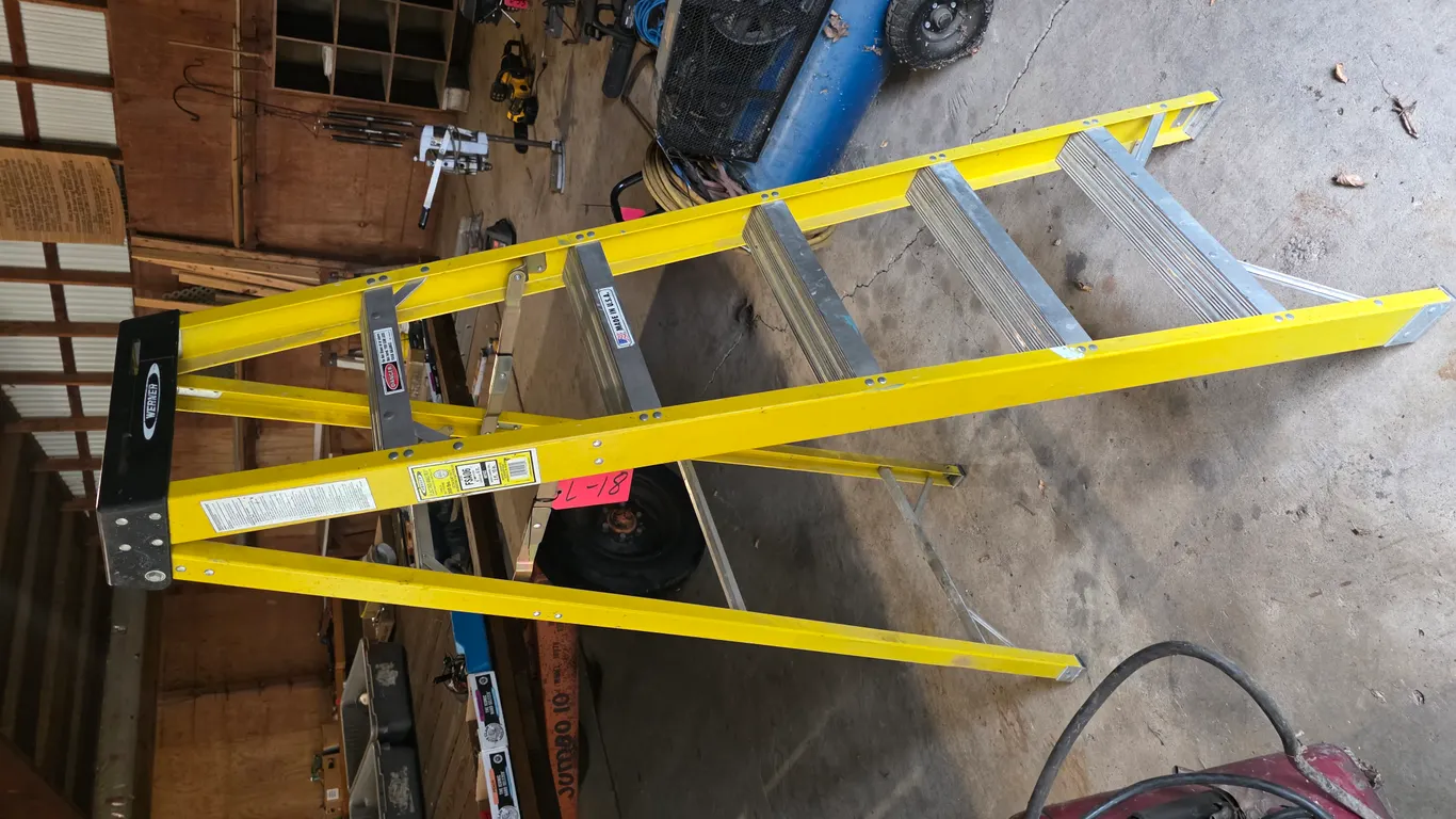 Werner Fiberglass 6 Ft Stepladder, Model FSA06