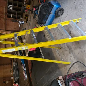 Werner Fiberglass 6 Ft Stepladder, Model FSA06
