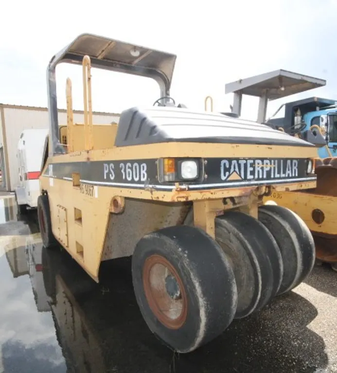 Caterpillar Pneumatic Roller