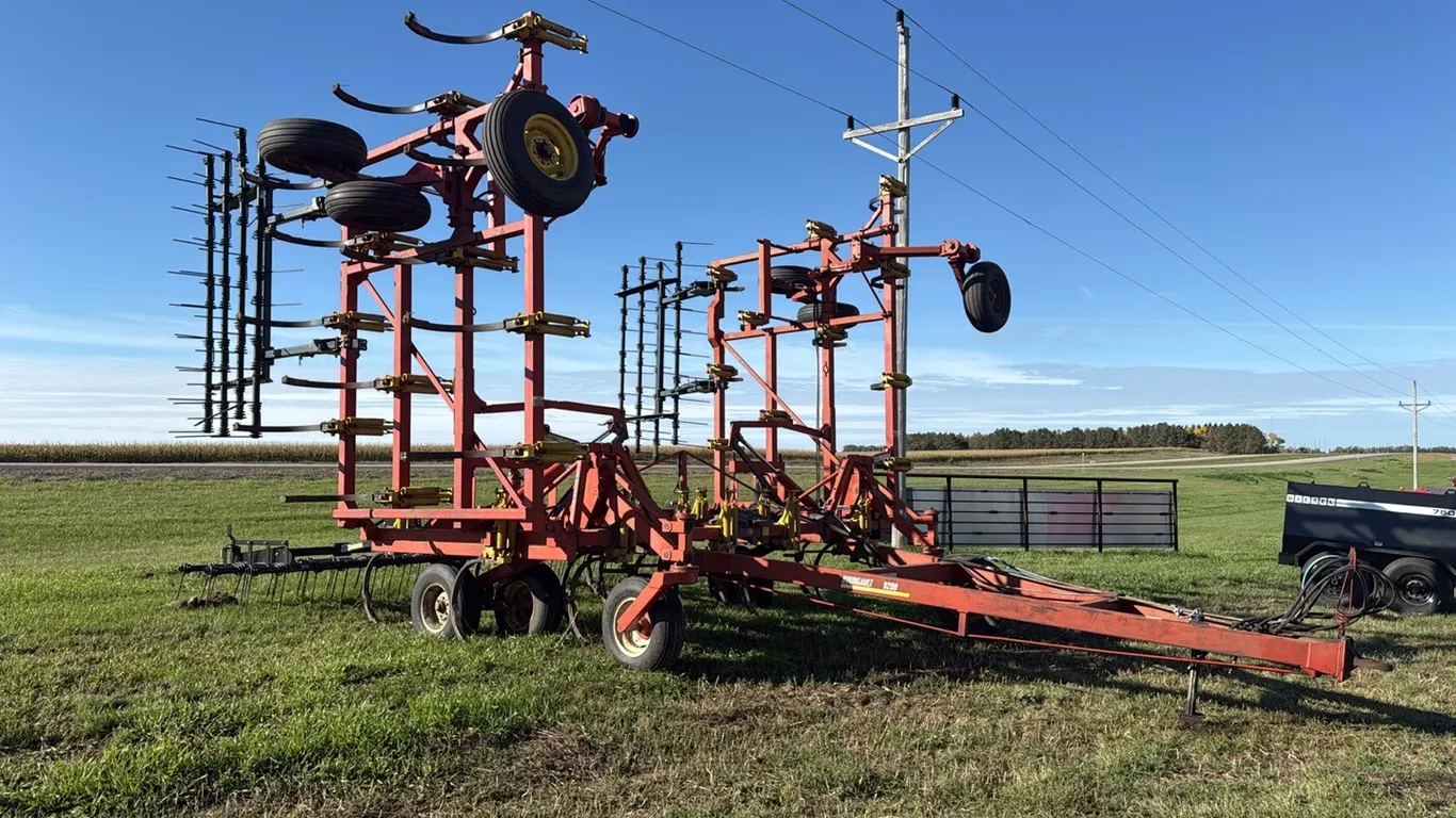 1222 - Bourgault 9200 Chisel Plow