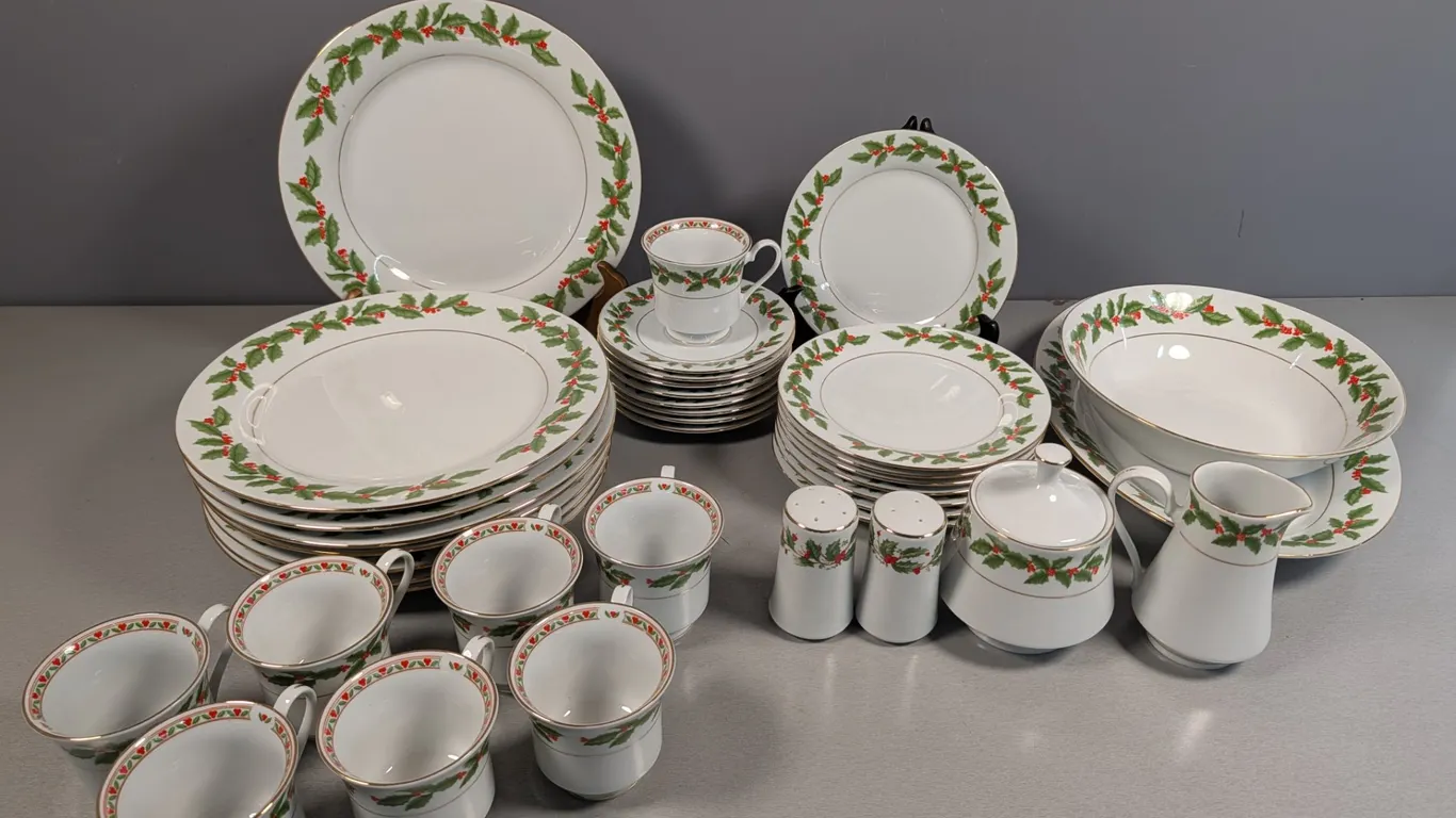 Crown Ming Holly Berry Dinnerware Set