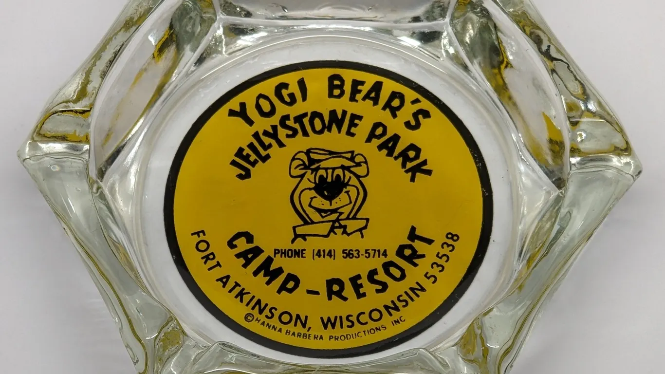 GLASS ASHTRAY YOGI BEAR'S JELLYSTONE PARK CAMP-RESORT FORT ATKINSON WISCONSIN (HANNA BARBERA PRODUCTIONS)
