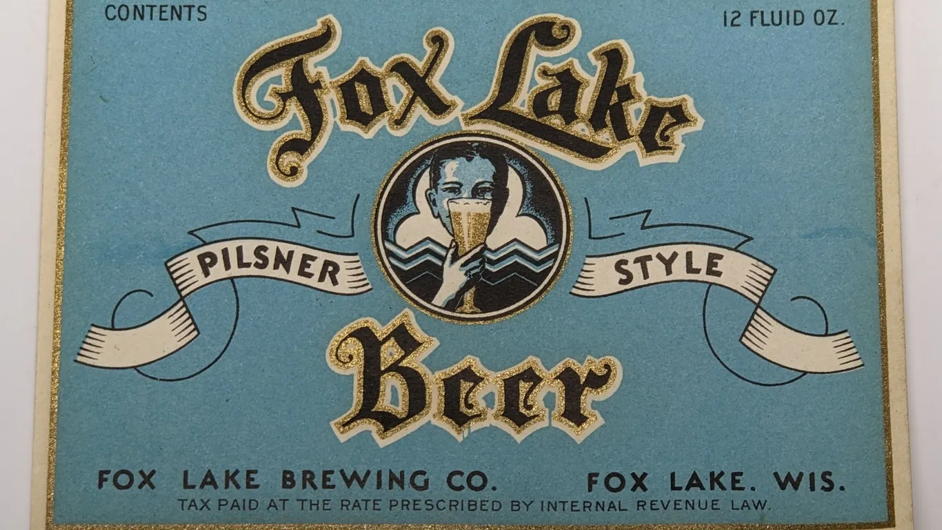 TAX PAID 12 OZ BOTTLE LABEL FOX LAKE PILSNER STYLE BEER WISCONSIN