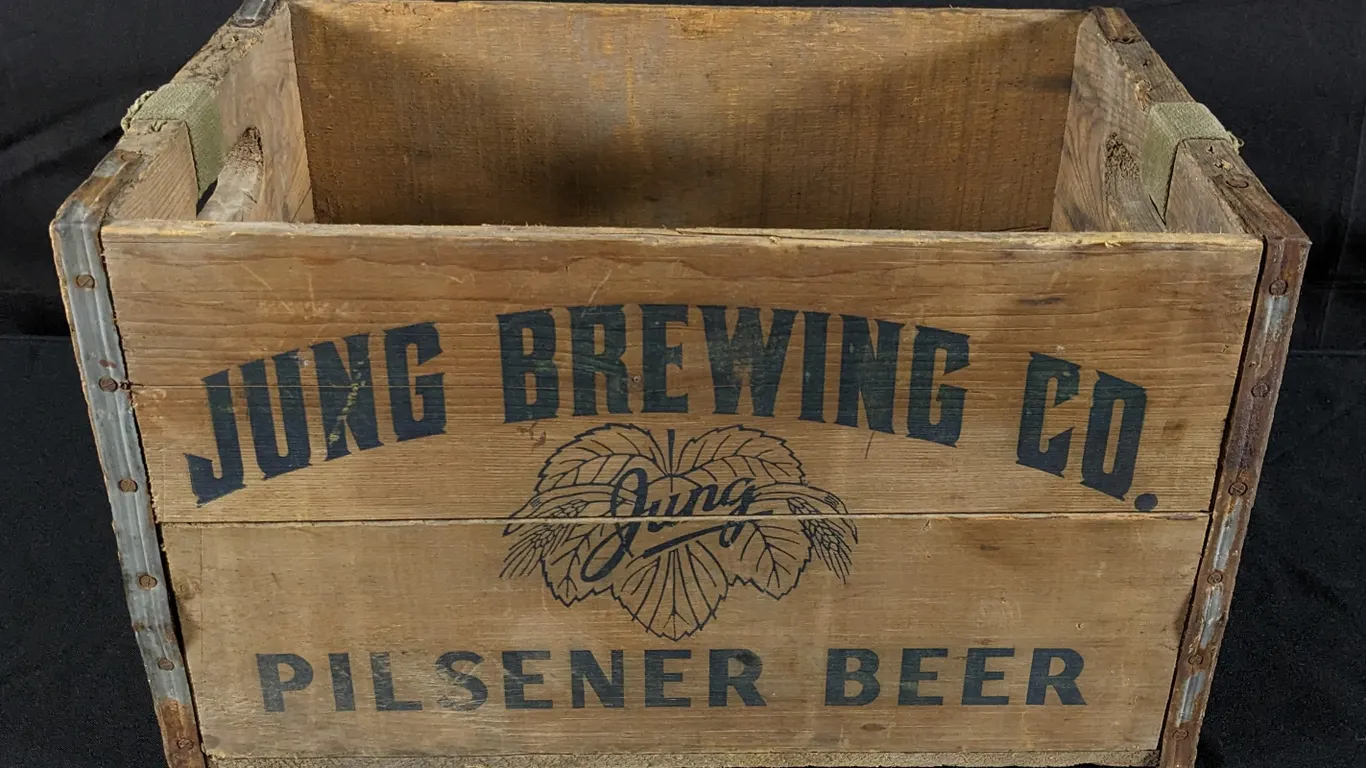 BEER CASE CRATE JUNG BREWING CO PILSENER BEER MILWAUKEE WISCONSIN
