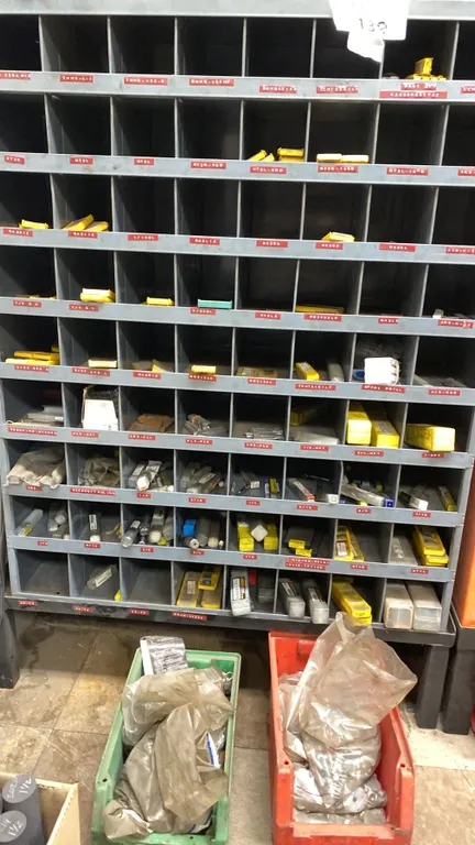 STORAGE CABINET COMPLETE WITH CONTENTS. LARGE SUPPLY OF TOOLING INSERTS, THREADING INSERTS,