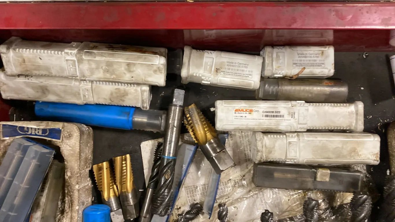 GROUP LOT OF APPROX 26 TAPS. S.A.E UP TO 1 1/4"