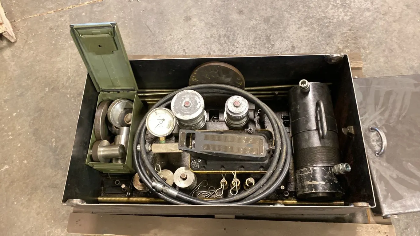 ENERPAC TURBO PORTABLE 40 TON HYDRAULIC RAM KIT WITH ASST OF ACCESSORIES AS SHOWN