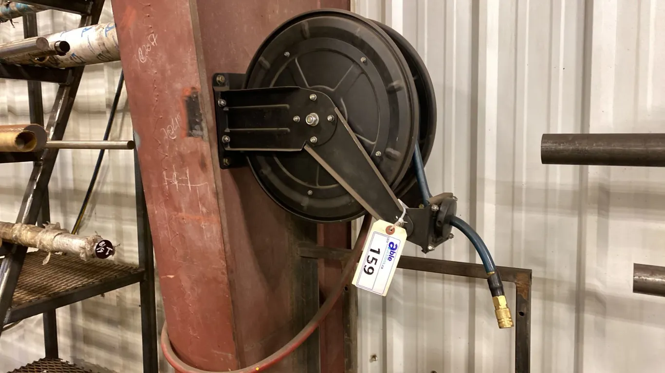 RETRACTABLE AIR HOSE REEL APPROX 50'