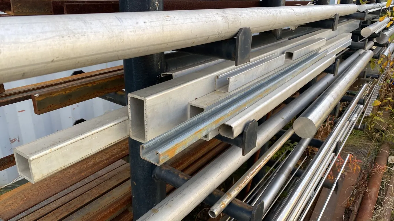 ALUMINUM SQUARE TUBING. ASST AS IN PHOTOS