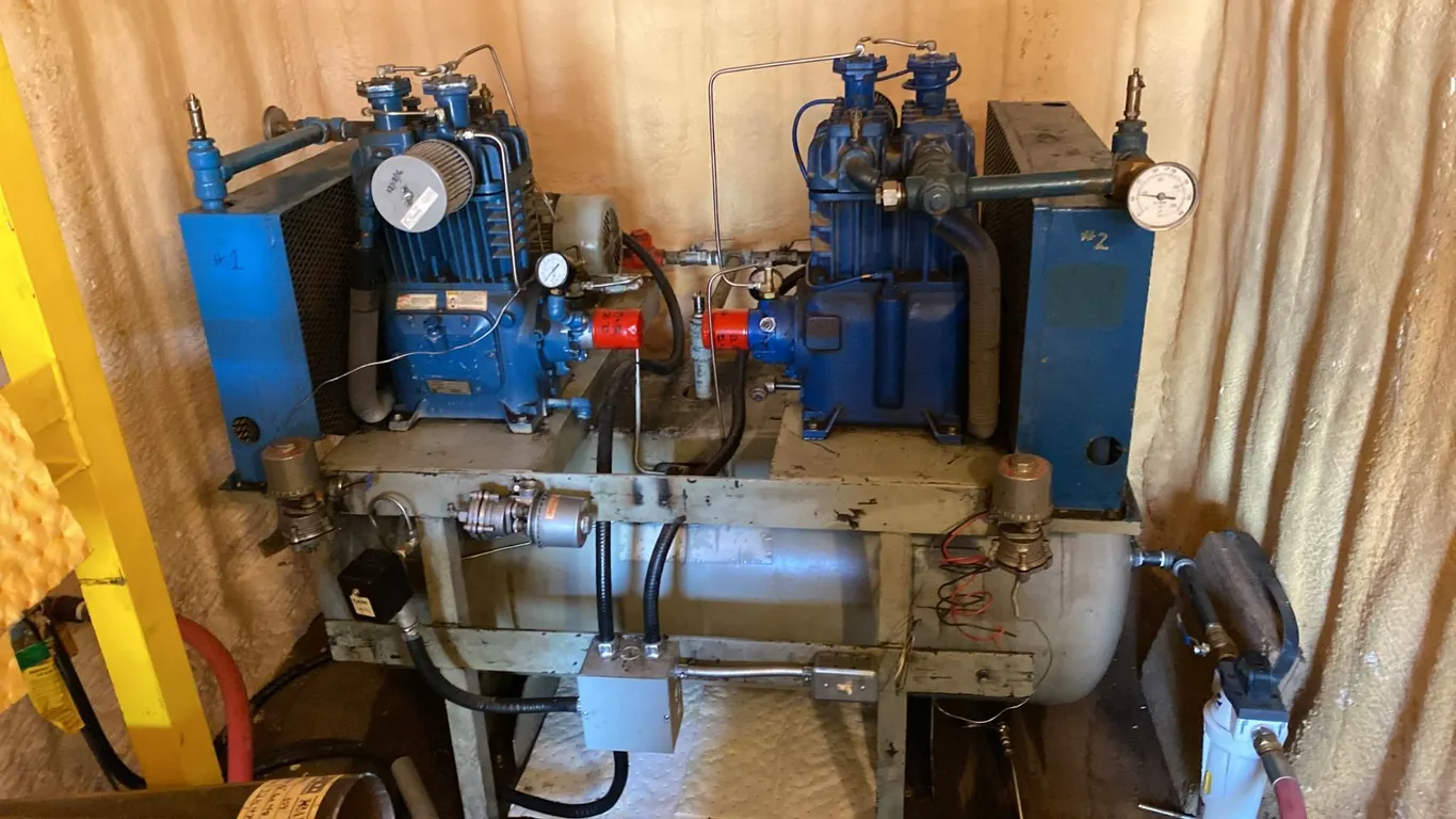 TWIN MOTOR COMPRESSOR. SET SO THAT SECOND COMPRESSOR TURNS ON WHEN LOAD REQUIRES IT.