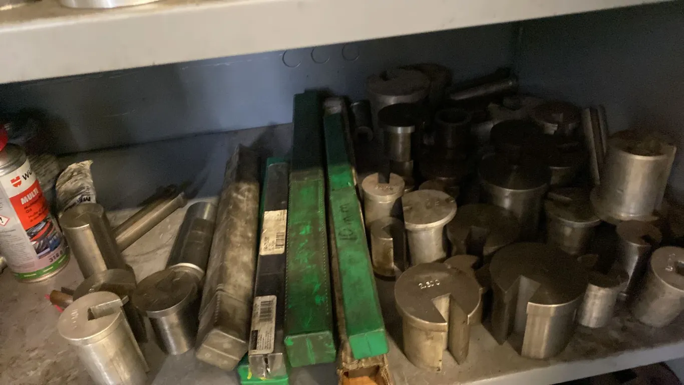 MANUAL BROACH TOOLING AS IN PHOTOS. APPROX 60 PIECES, ASST SIZES