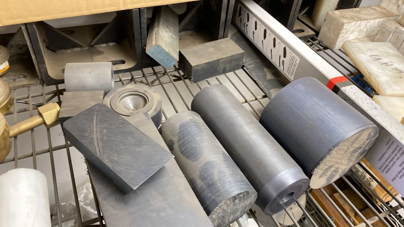 PIECES OF BLACK NYLON FOR MILLING