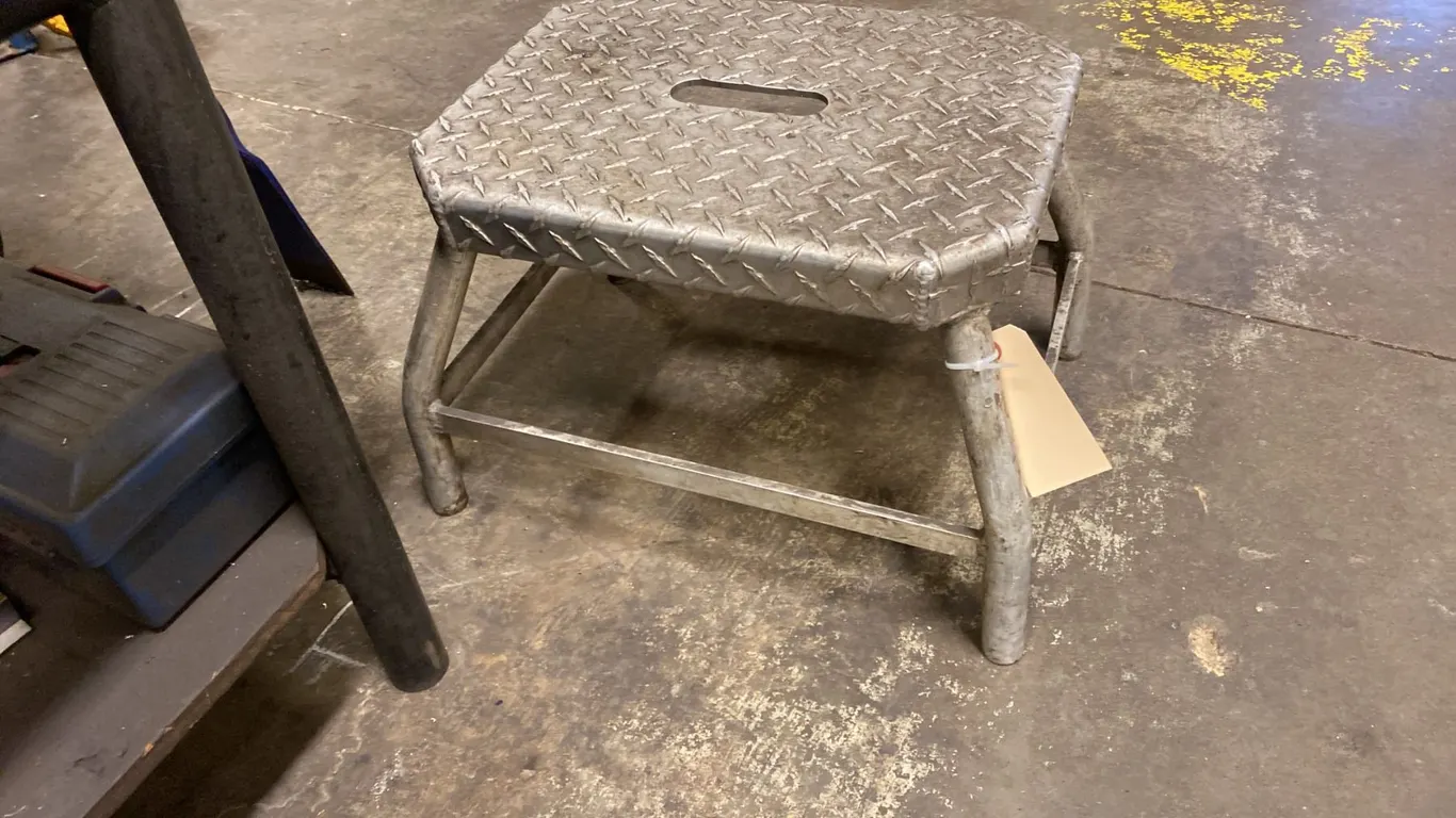 ALUMINUM HEAVY DUTY STEP STOOL