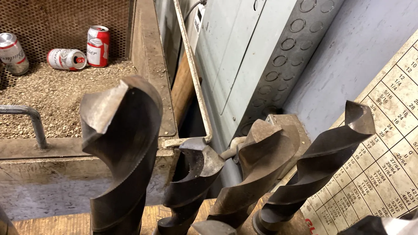 GROUP OF #5 SHANK DRILL BITS PLUS A #4-#5 ADAPTER. 5 PCS UP TO 2 1/8"