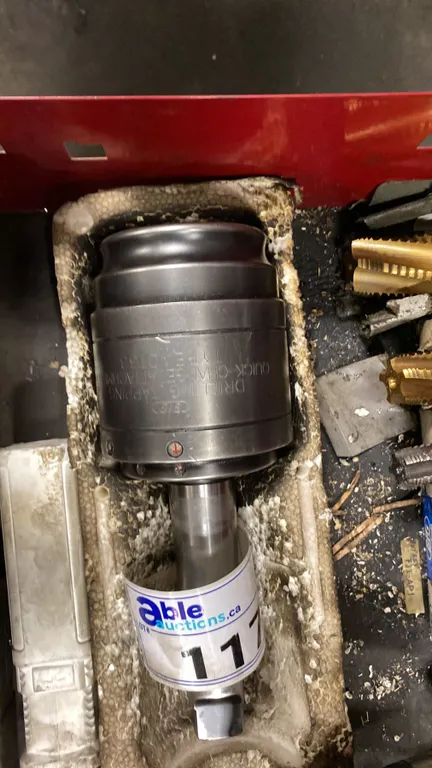 QUICK CHANGE CHUCK WITH $4 SPINDLE