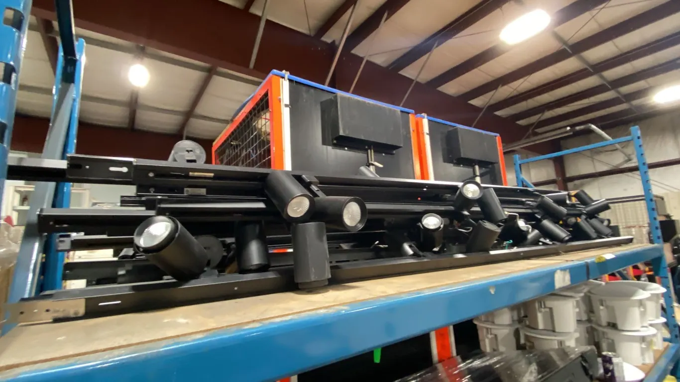SHELF OF BLACK ADJUSTABLE TRACK LIGHTING