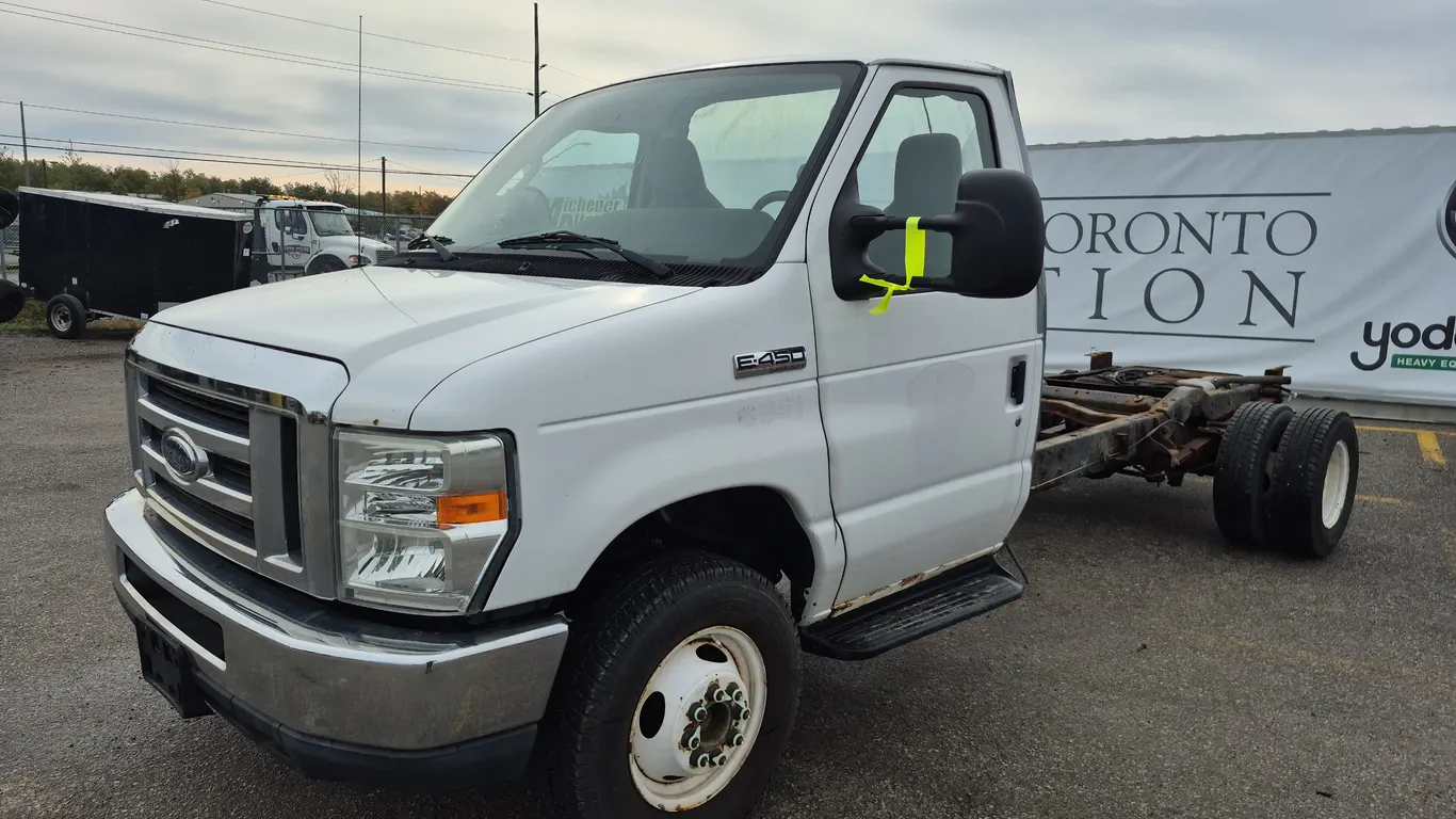 2010 Ford E-Series Dual Rear Wheel Cab & Chassis