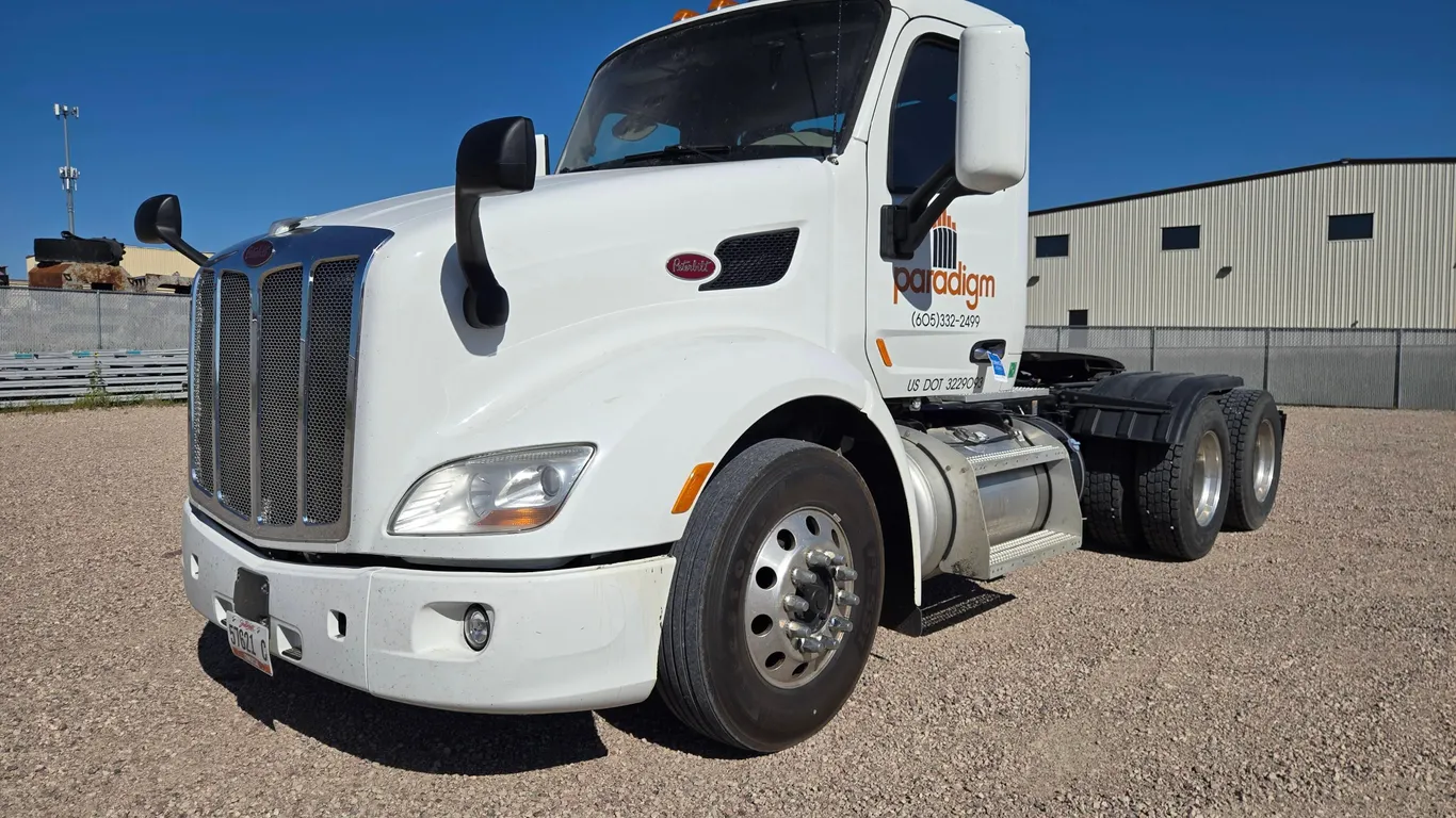 2018 Peterbilt 579 Day Cab