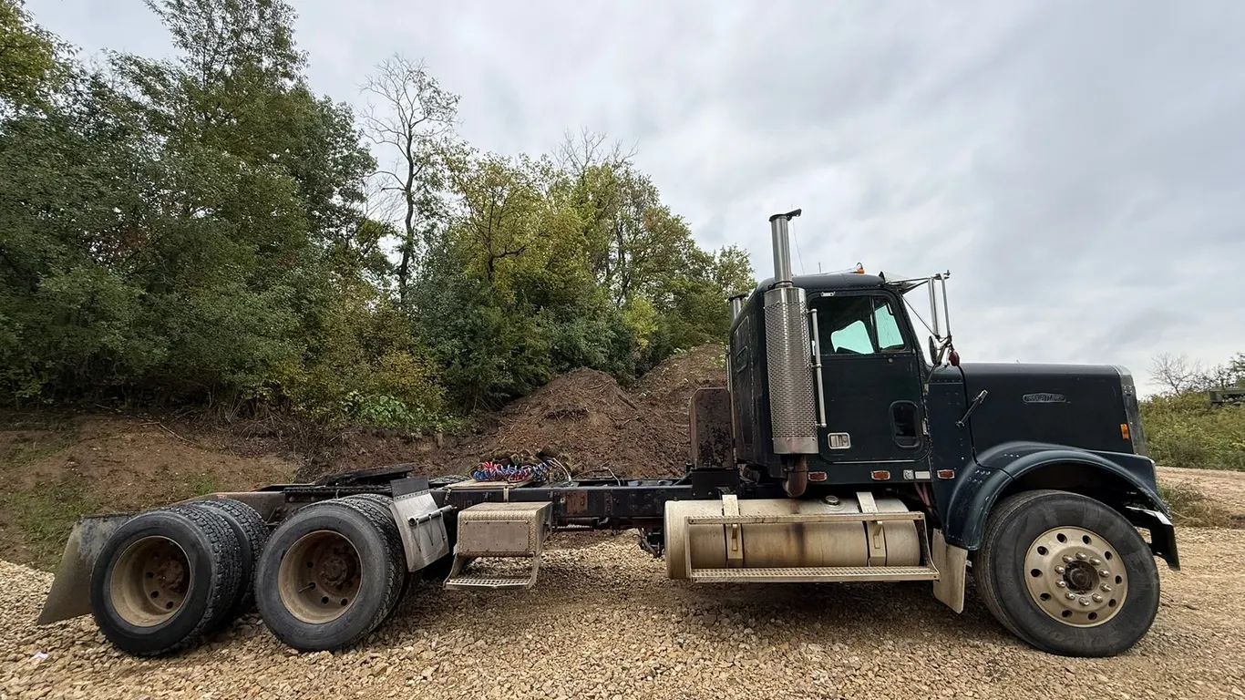 1986 Freightliner FLC120 Semi Truck