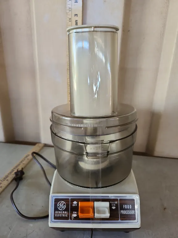 General Electric Food Processor, Missing 1 Leveling Foot, Tested Works