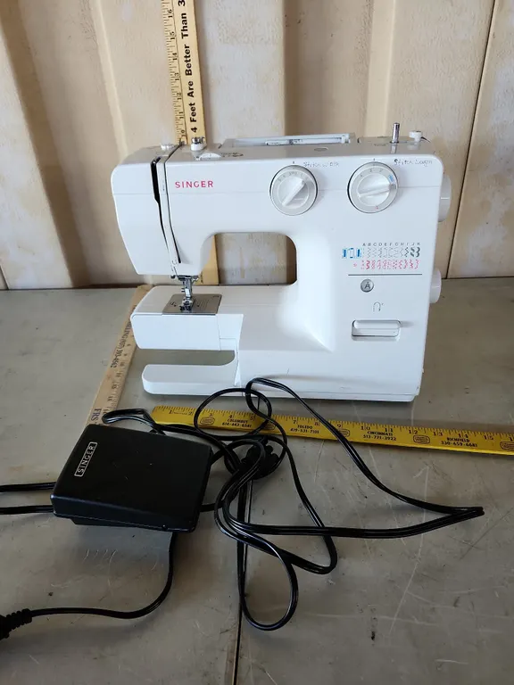 Singer Sewing Machine W/Presser Foot/Power Cord Model 1120 Tested Works