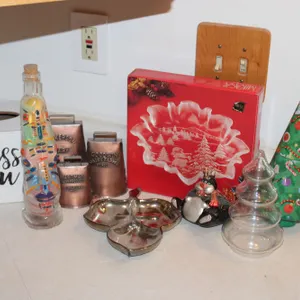 Holiday & Decorative Accents