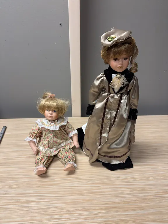 Porcelain baby doll / Girl