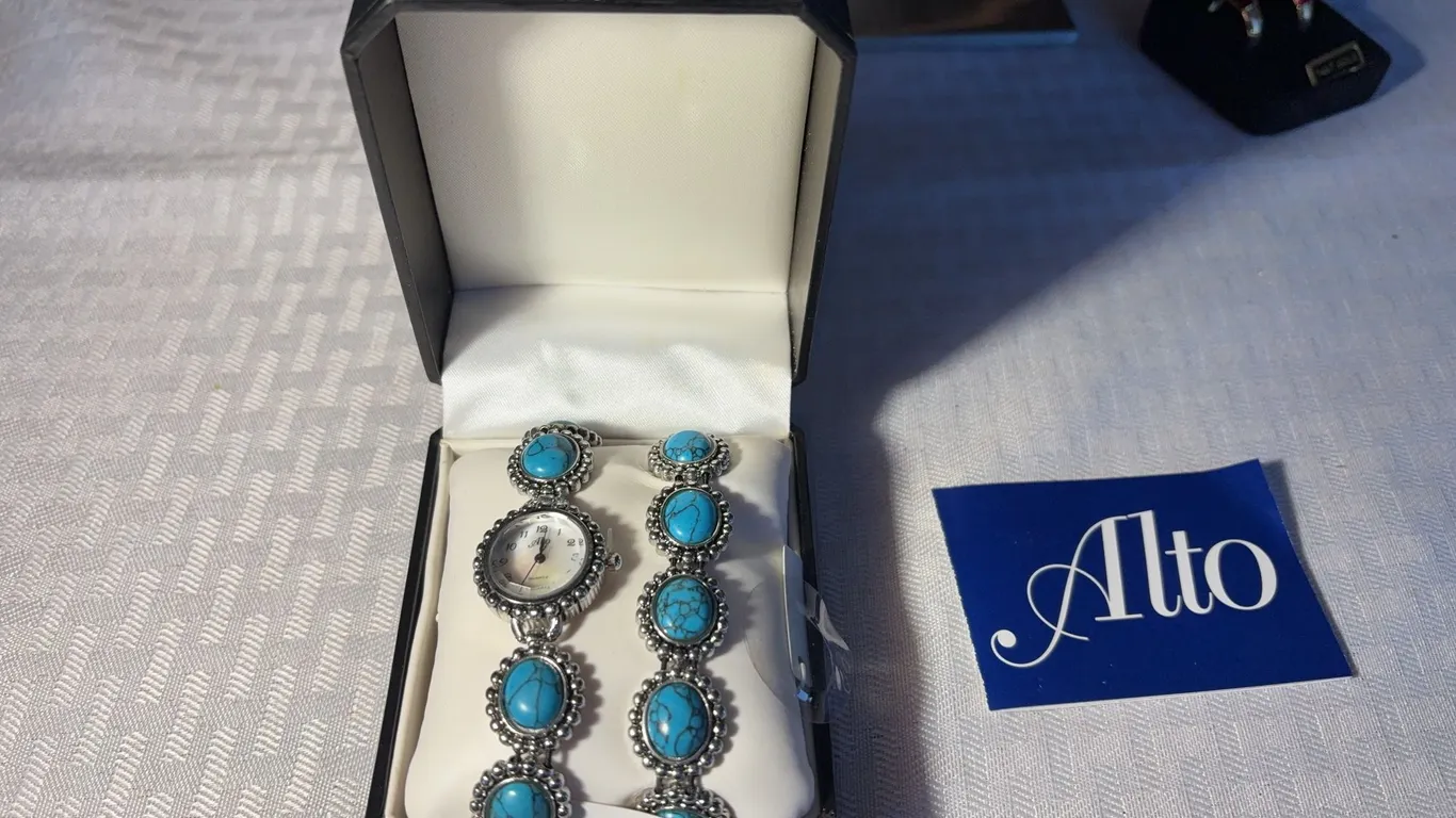 SW Ladies Watch With Extra Band