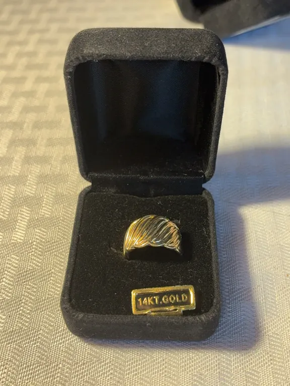 14K Ribbed Wave Design Ring